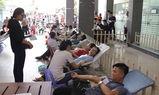 Hàng trăm sinh viên nhiệt tình thực hiện nghĩa cử cao đẹp hiến máu cứu người. 