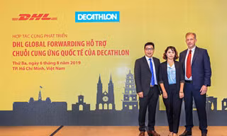 Đại diện DHL Global Forwarding và Decathlon tại buổi công bố hợp tác