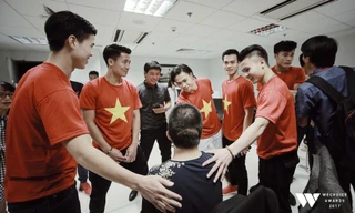 Công Phượng, Quang Hải, Duy Mạnh U23 vây quanh trò chuyện với bé Bôm