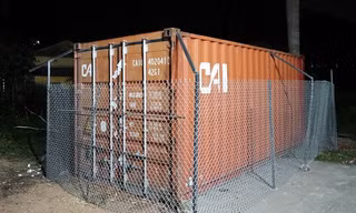 Container chứa gỗ sưa được quây bằng thép B40. Ảnh: Gia Chính