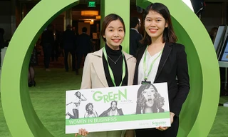 Sinh viên Đoàn Thị Thu Hà (bên trái) và Nguyễn Thị Thanh nhận giải Women in Business Global Award tại Mỹ