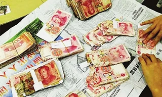 Số tiền tiết kiệm của lão nông bị mục, nát gần hết. Ảnh: SMCP.