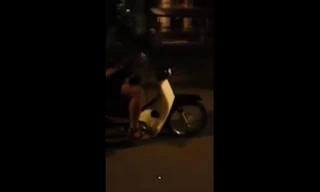 Nam thanh niên 'giỡn tử thần' để chó điều khiển xe máy