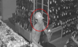 Tên trộm cầm dao phay đột nhập nhà trong đêm