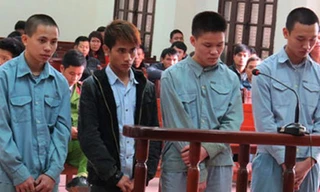 Bốn học sinh tại tòa. 