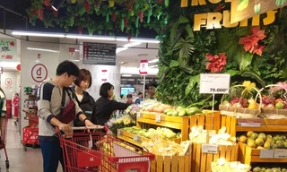 Người dân chọn mua hoa quả tại siêu thị Lotte (quận Ba Đình, TP Hà Nội).
