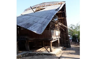 Kon Tum: Lốc xoáy kéo sập nhà rông văn hóa