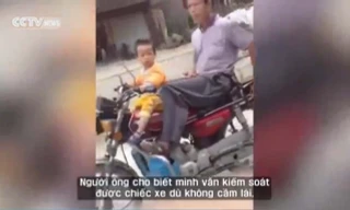 Bé gái 2 tuổi ở Trung Quốc phóng xe máy vun vút