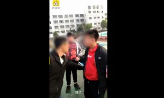 Nữ sinh Trung Quốc gây phẫn nộ vì dùng xấp tiền 'tát' bạn nam