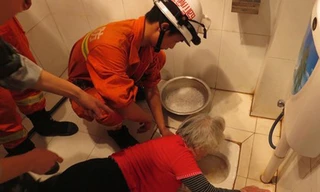 Các nhân viên cứu hộ đang nỗ lực giải thoát cho bà Trương.