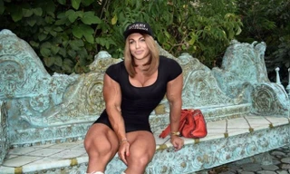 Nữ lực sĩ Nga có vòng đùi to hơn Roberto Carlos