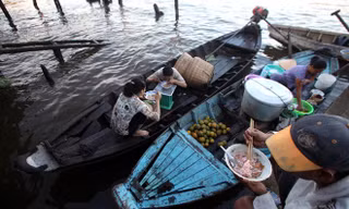 Dịch vụ quà vặt ở chợ nổi miền Tây