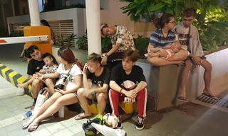 Vợ chồng Only C cùng mọi người thoát khỏi chung cư khi đám cháy xảy ra.