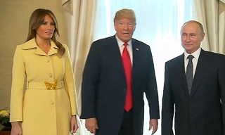 Biểu cảm lạ của bà Melania Trump (Ảnh: Dailymail)
