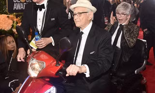 95 tuổi, 'phi' mô tô 3 bánh đỏ rực tới thảm đỏ Quả cầu vàng