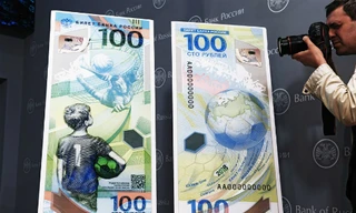 Theo Ngân hàng Trung ương Nga, hình ảnh cậu bé mang ước mơ chinh phục những thành tựu như các cầu thủ vĩ đại là biểu tượng cho sự tiếp nối giữa các thế hệ. Trong khi đó, trái bóng trên mặt còn lại của đồng tiền tượng trưng cho quả địa cầu. Ảnh: Kirill Ka