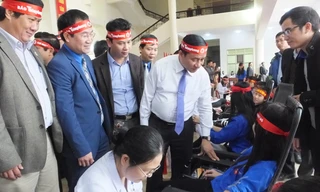 Bí thư Tỉnh ủy, Chủ tịch UBND tỉnh Hà Tĩnh Lê Đình Sơn, Phó Chủ tịch UBND tỉnh Hà Tĩnh Đặng Quốc Khánh động viên các ĐVTN tham gia hiến máu.