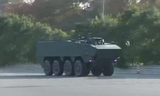 Nhật Bản ra mắt xe thiết giáp chạy 90 km/h