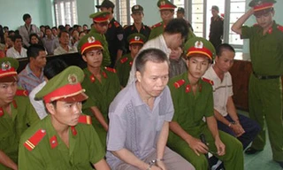 Hai Chi tại phiên toà xét xử y và đồng bọn.