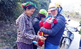 Các cô giáo đã đỡ đẻ thành công cho sản phụ ngồi bên đường