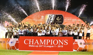 CLB bóng đá Hà Nội nâng Cup vô địch V-League 2019