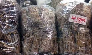 Sá sùng được bán với số lượng lớn tại chợ Đồng Xuân.