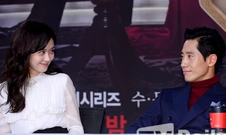 Jang Nara khoe dáng mảnh mai với chân váy ôm sát