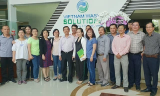 Đoàn bác sĩ chụp hình cùng lãnh đạo VWS