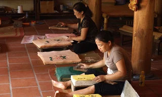 Làm tập trung trong 2 - 3 ngày cho ra một loạt vài trăm bức tranh có giá 15.000 đồng/ bức. Ảnh: Diệp Sa 