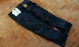 Chiếc túi ngủ hình quần jean được nhiều đôi trẻ ở Nhật ưa chuộng. Ảnh: AsiaWire