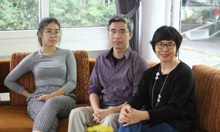 Vợ chồng ông Giang cùng con gái Mai Chi. Ảnh: Lê Nga.