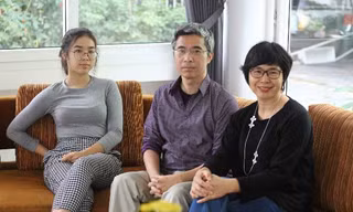Vợ chồng ông Giang cùng con gái Mai Chi. Ảnh: Lê Nga.