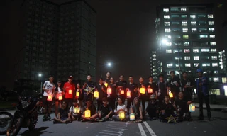 Hàng chục thành viên tập trung ở Ký túc xá Khu B - địa điểm họp mặt mỗi ngày của Câu lạc bộ - là nơi xuất phát hoạt động rước đèn chào mừng Tết Trung thu