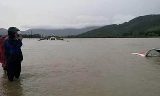 Tài xế taxi đã đạp cửa bơi ra ngoài chi chiếc xe bị lũ cuốn trôi