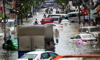 Taxi 'bơi' trên đường Phan Huy Ích (quận Tân Bình) sáng 26/11. Ảnh: Quỳnh Trần