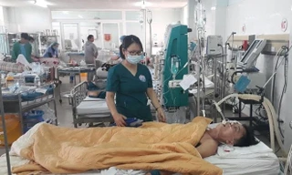 Bệnh nhân Nguyễn Văn Nhật được truyền gần 5 lít bia để giải ngộ độc rượu. Ảnh: NV