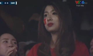 4 nữ CĐV xuất hiện xinh đẹp trên khán đài trận Việt Nam - Campuchia