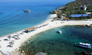 Bãi tắm đôi ở Hòn Nội