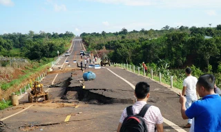 Đoạn đường tránh vừa làm xong đã nứt toác, sụt lún nghiêm trọng