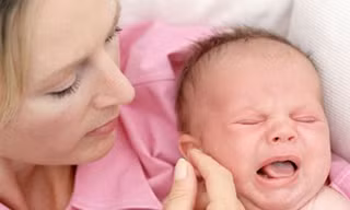 Thay vì dỗ dành, nên để trẻ khóc đêm tự nín