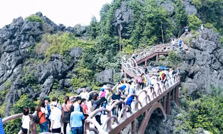 Hàng nghìn người đi trên công trình không phép. Ảnh: Minh Đức