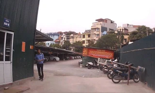 Cổng bãi trông xe không phép tại 24 Đặng Tiến Đông.