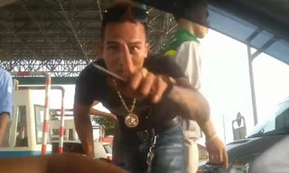 Nam thanh niên vạch "của quý" dằn mặt nữ hành khách. Ảnh cắt từ video clip.