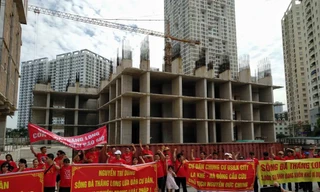 Hàng trăn khách hàng căng băng rôn đòi nhà. Ảnh: Minh Đức