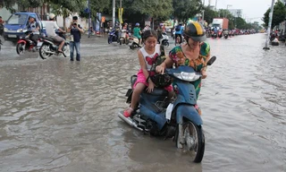 Triều cường nhấn chìm nhiều tuyến đường ở TP HCM. Ảnh: Ngô Bình