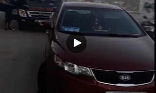 Xe gắn đèn ưu tiên, dán logo báo chí. Ảnh cắt từ clip