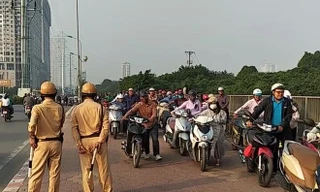 Hàng trăm người dắt xe trên vỉa hè để tránh ách tắc giao thông. Ảnh: M.Đ