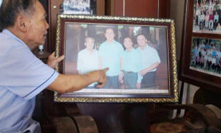 Thầy Lê Kim Toàn hổi tưởng về học sinh ưu tú của mình. Ảnh: Thanh Huyền