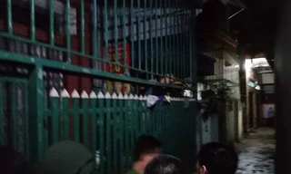 Lực lượng an ninh khám xét nhà riêng ông Phan Văn Vĩnh. Ảnh: Đ.H