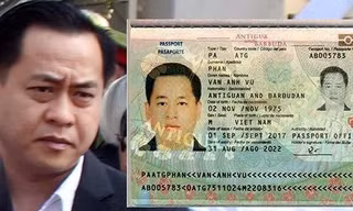 Phan Văn Anh Vũ cùng 1 trong 3 tấm hộ chiếu.